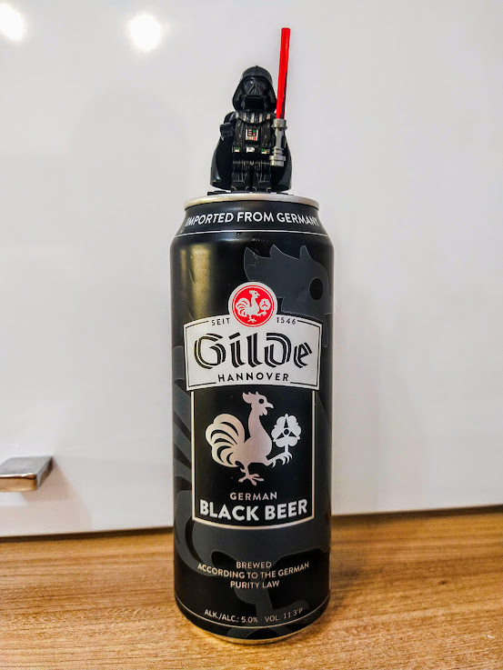 Белый петушок на черном фоне - флаг очень странных пиратов)))