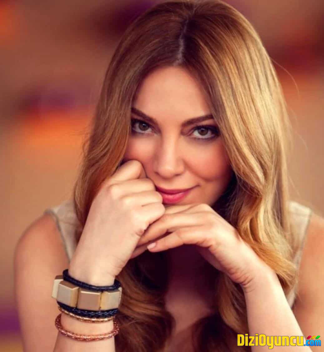 Сема Озтюрк/Азра  (источник: dizioyuncu.com/kizilcik-serbeti-azra-kimdir-sema-ozturk-dizileri-kiyafetleri%20/)