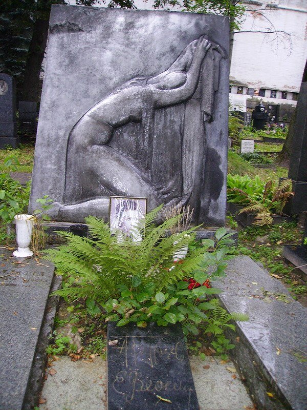 новодевичье кладбище в москве могилы знаменитостей. новодевичий монастырь могилы знаменитостей. новодевичье кладбище могила тихонов. работа новодевичьего кладбища. работа новодевичьего кладбища.