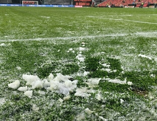    Последствия града на стадионе «Кампо-де-Вальекас» в Мадриде.ФК «Кадис»