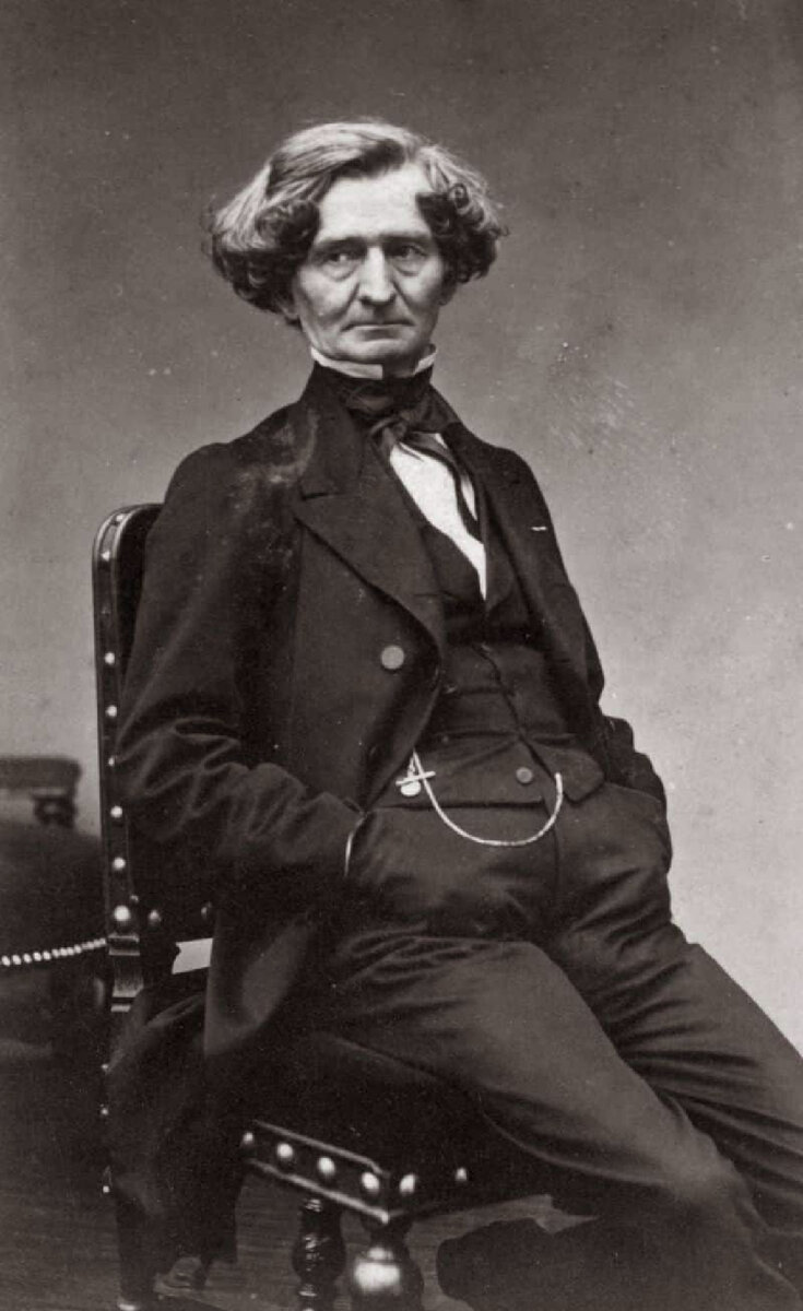 Классический фотопортрет композитора с его словно приставленной к телу головой мог натолкнуть Булгакова и на сам способ убийства Михаила Берлиоза с последующим появлением отделенной от туловища, но чувствующей и страдающей головы на балу Сатаны 