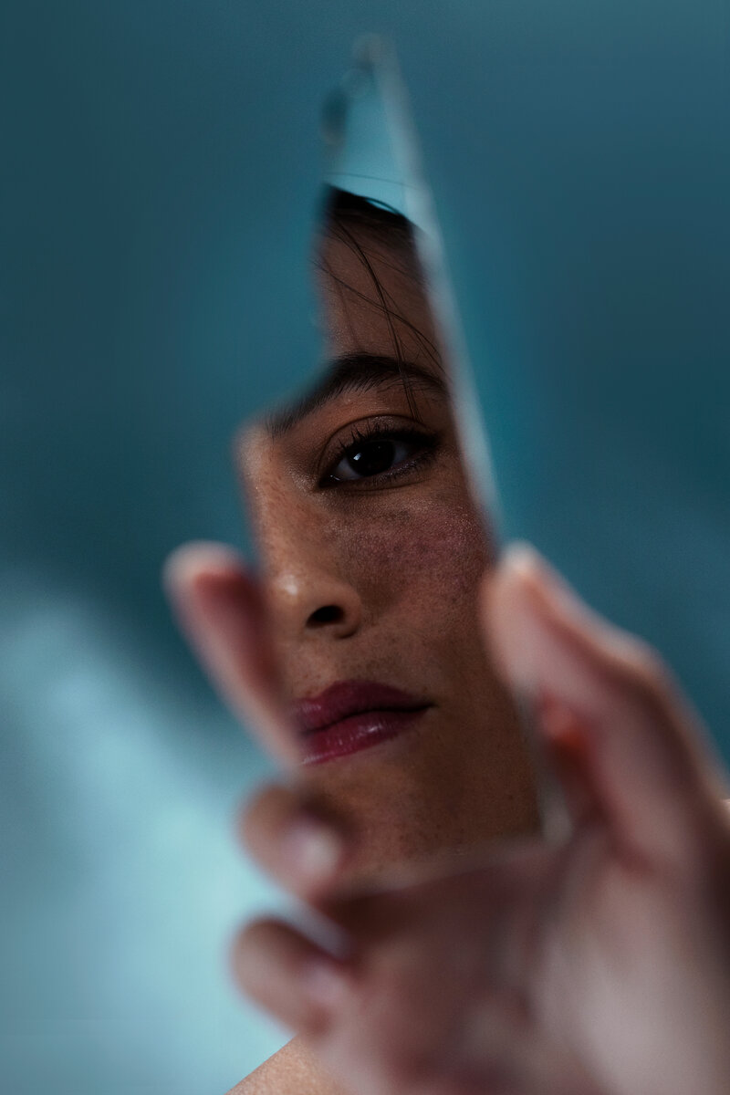 Изображение от <a href="https://ru.freepik.com/free-photo/front-view-unknown-woman-holding-broken-mirror_29801085.htm#&position=27&from_view=search&track=ais&uuid=773c1069-2c91-4ba9-ad22-2c7f21111e9c">Freepik</a>