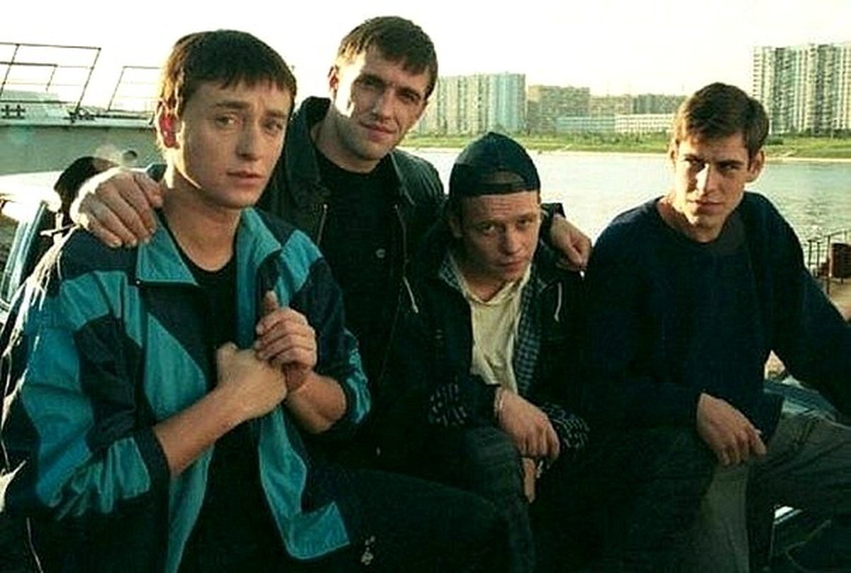 Сериал «Бригада»  состоит из 15 серий, охватывающих события в период с 1989 по 2000 годы