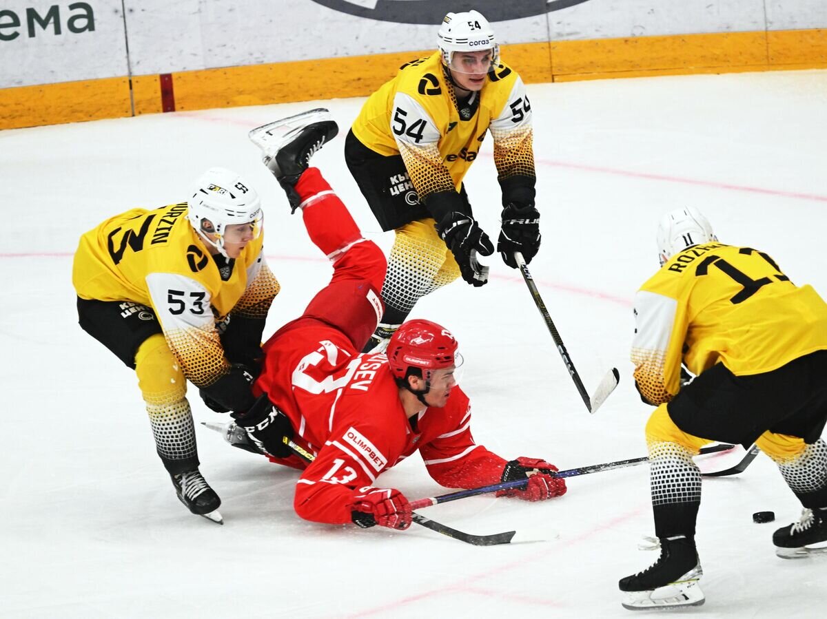    Хоккеист "Спартака" Михаил Мальцев в матче КХЛ против "Северстали"© РИА Новости / Григорий Сысоев