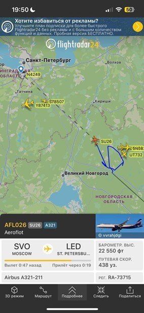 стюардесса в салоне самолета. пилот за штурвалом самолета. авиакомпании рейсы. пилот профессия. самолет время работы.