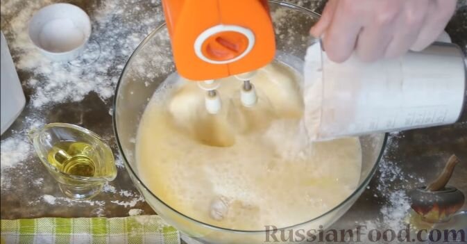 Смешайте яйца, соль, сахар и размешайте миксером. Введите муку и влейте молоко. Взбейте блинное тесто, чтобы добиться однородной консистенции.