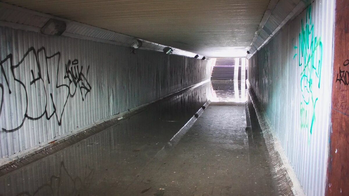     Нижегородцы сообщают в соцсетях о том, что в подземном переходе на Стрелке обвалилась плитка. Фото публикуют в паблике «Мой Нижний Новгород».