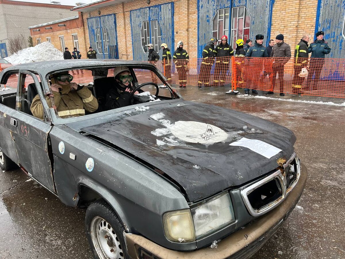 Разобрать кузов автомобиля, поработать психологом и оказать первую помощь:  в Калуге прошли соревнования спасателей | www.kp40.ru | Дзен