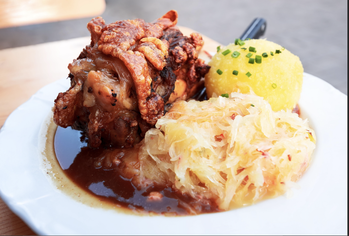 Schweinshaxe - никакой не стереотип. Это блюдо маст-хэв во всех уважающих себя немецких пивных ресторанах. С картофелем и кислой капустой - классика. Фото: de.rbth
