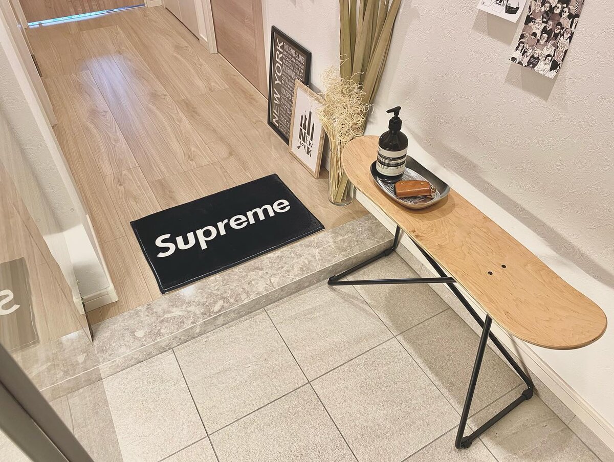 Открою вам секрет. Декоративные рамки прикрывают розетку. 