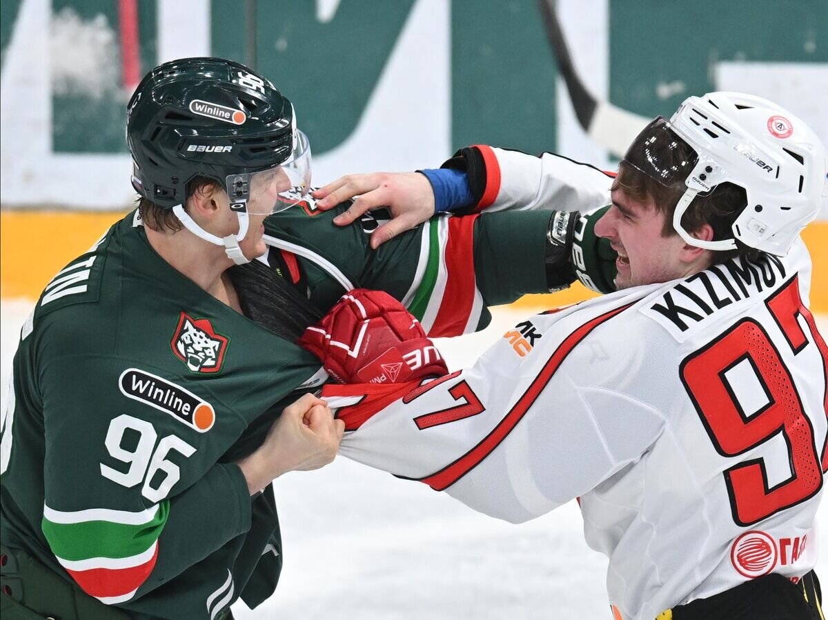    Игрок "Ак Барса" Никита Лямкин и хоккеист "Автомобилиста" Семён Кизимов дерутся в матче 1/8 финала КХЛ © РИА Новости / Максим Богодвид