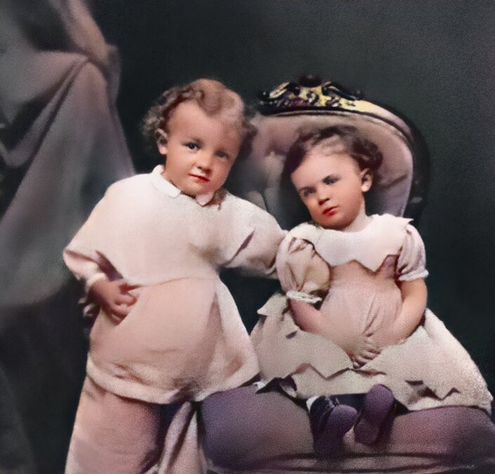 Четырехлетний Володя с сестрой Ольгой