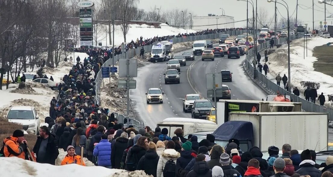 (Фотоснимки взяты из Новой газеты*, нынче признанной тем-то и тем-то, но снимки передают атмосферу. При том, что проблемы оппозиционного движа и симпатизирующих ему остаются - и не только одни политические. Об этом см. в материале ниже.