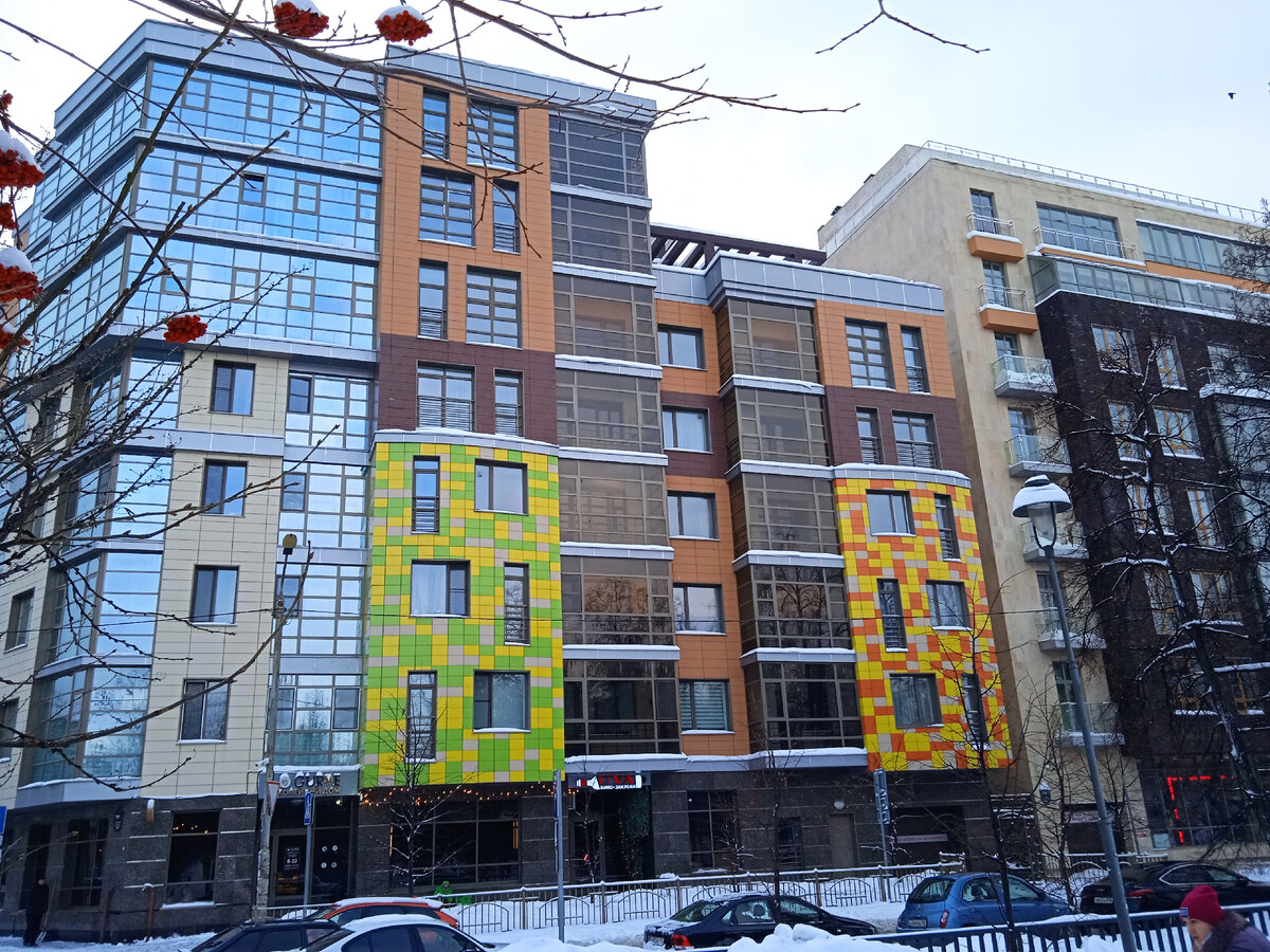 Жилой комплекс с видом из окон на Лядской сад, на перекрёстке улиц Муштари и Щапова. Фото автора.