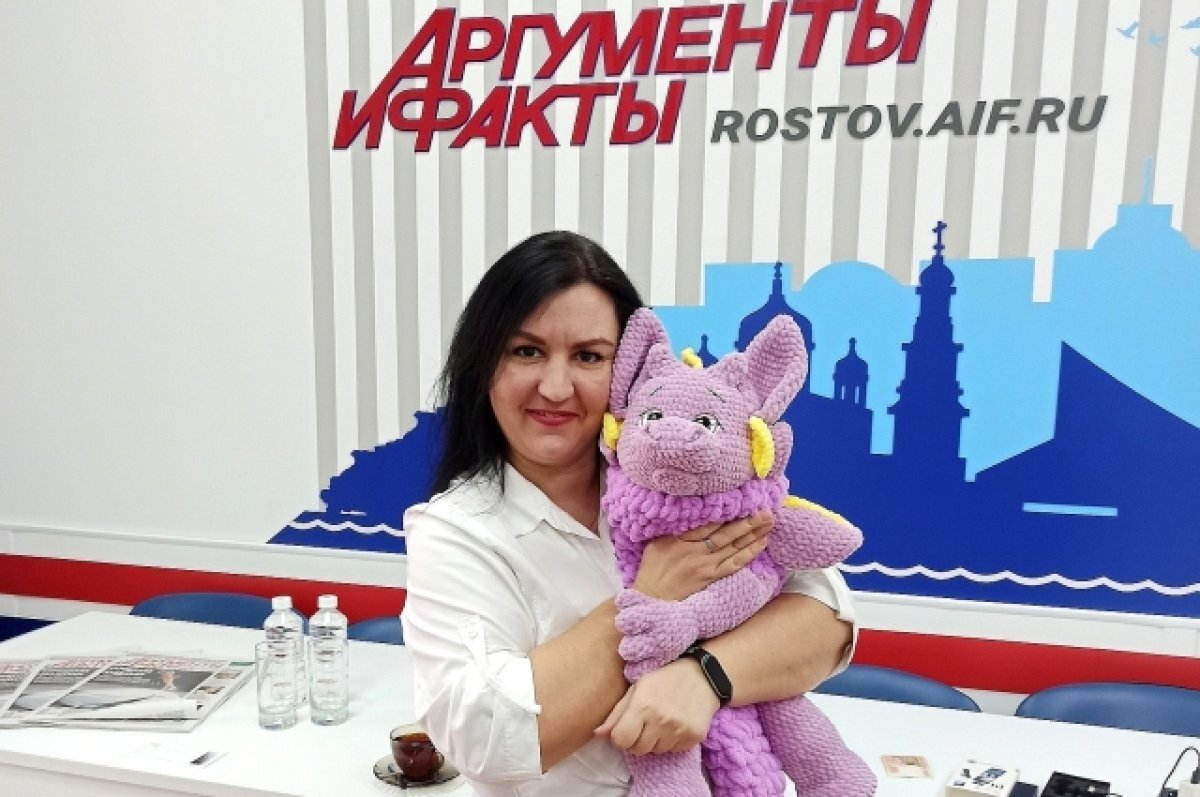    Любовь признаётся: своей жизни без крючка не мыслит.