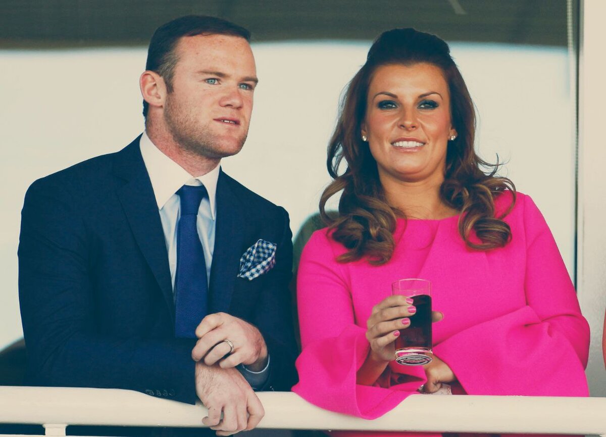 Несмотря на то, что Руни на старте карьеры активно отжигал с девушками, его брак отличается крепостью и взаимной поддержкой.