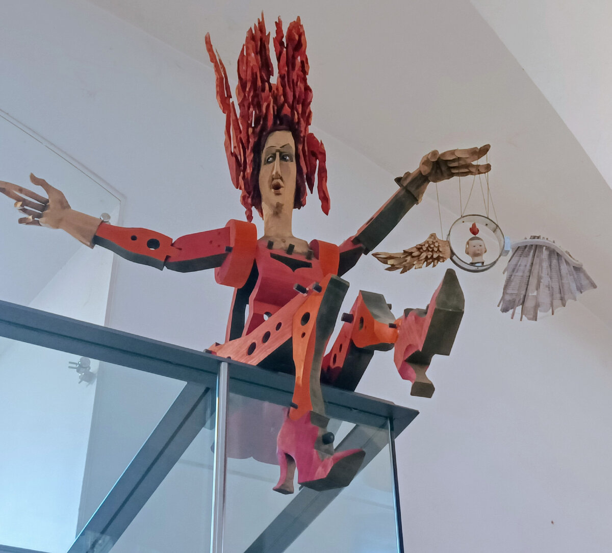 Heidelberg. Германия. Карнавальная фигура при входе в католический храм. Фото автора.