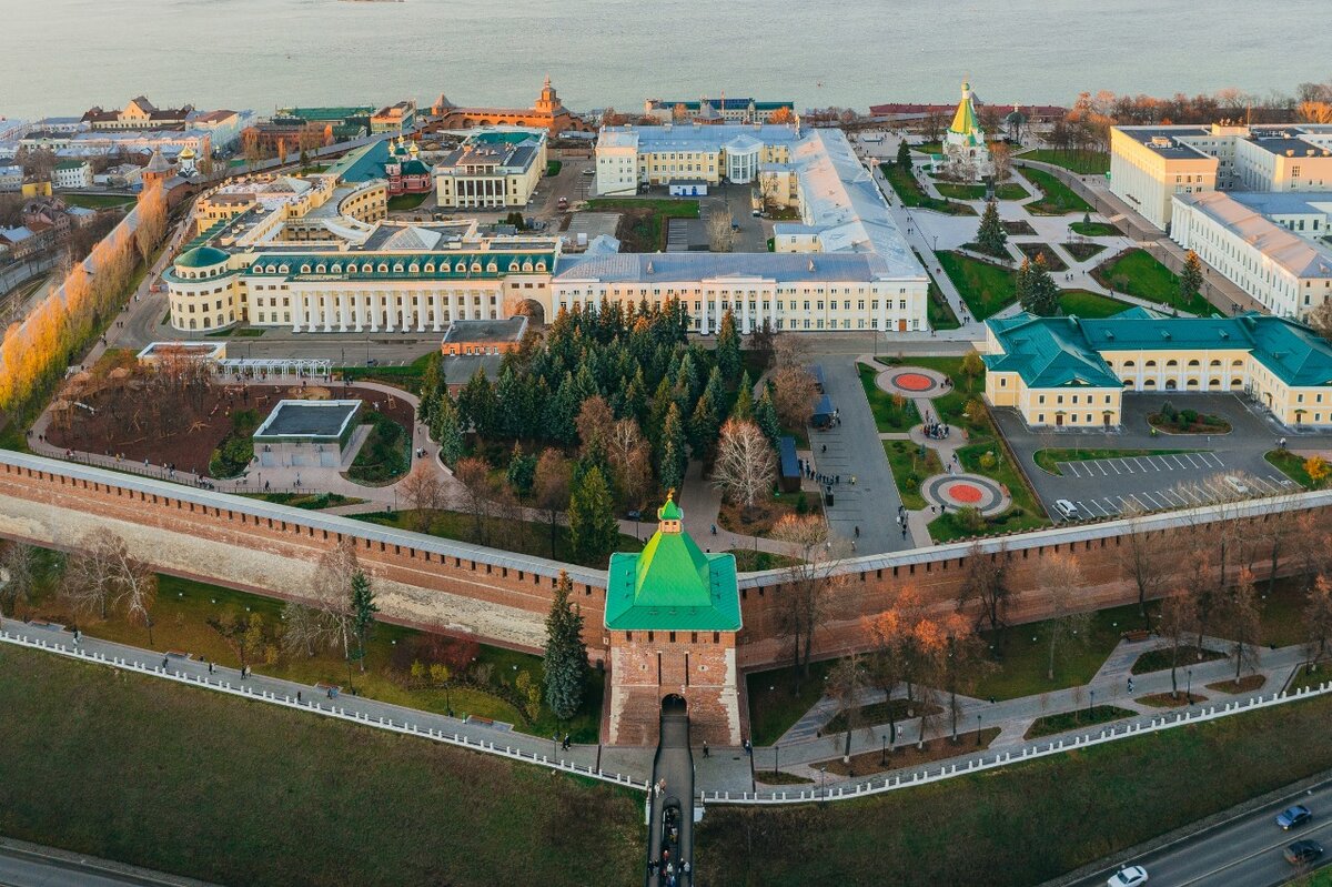 Нижегородский Кремль 2022. Кремлевская стена Нижний Новгород. Прогулка по Нижнему Новгороду Кремль. Нижегородский Кремль 2023.