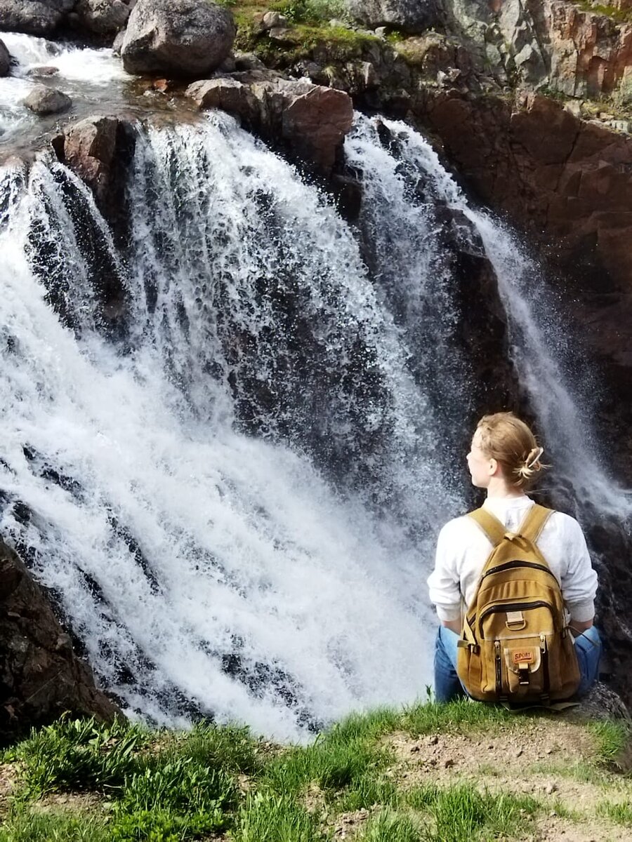 Любовь к бумажным книгам - это как любовь к холщовым рюкзакам и вообще любовь =)
