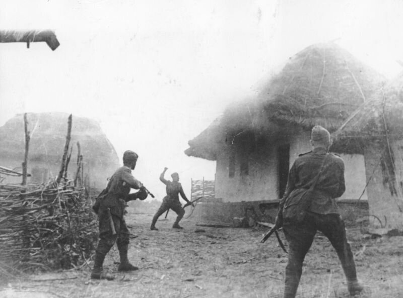 Красноармейцы ведут бой на Западной Украине