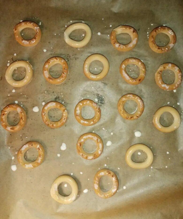 Это была проба, так что сушки вольно болтаются на противне. Второй раз делала уже по полной программе.