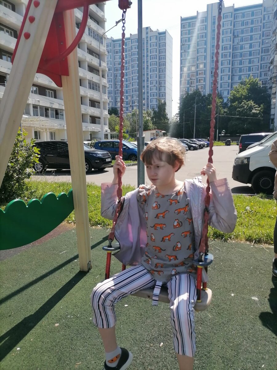 Света хорошо двигается, любит качели, батуты. И все это мы научились делать уже дома! После 4 лет жизни в группе среди детей с ДЦП.