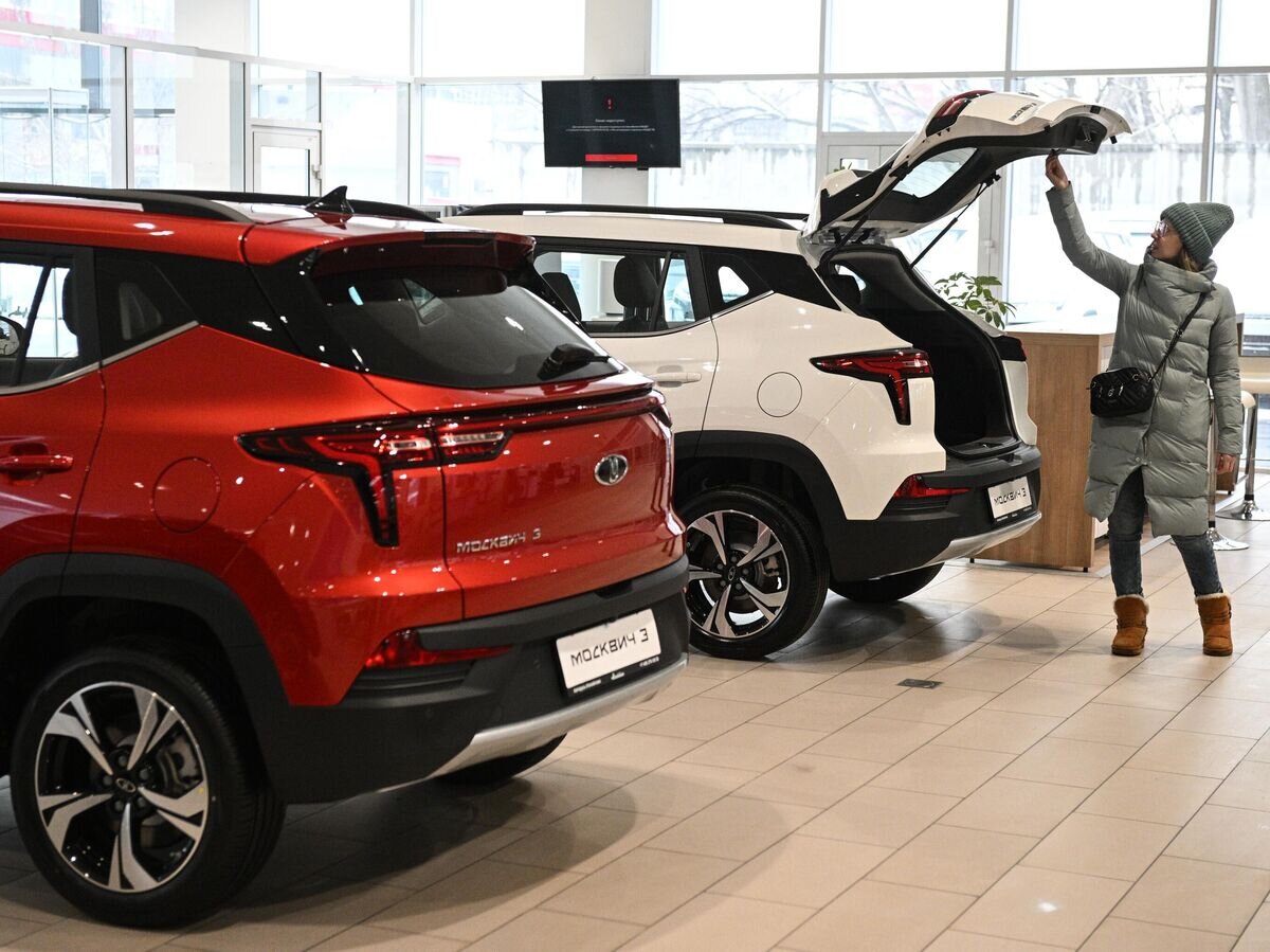    Женщина у автомобиля "Москвич 3е" в дилерском центре "АВТОРУСЬ Измайлово"© РИА Новости / Алексей Филиппов