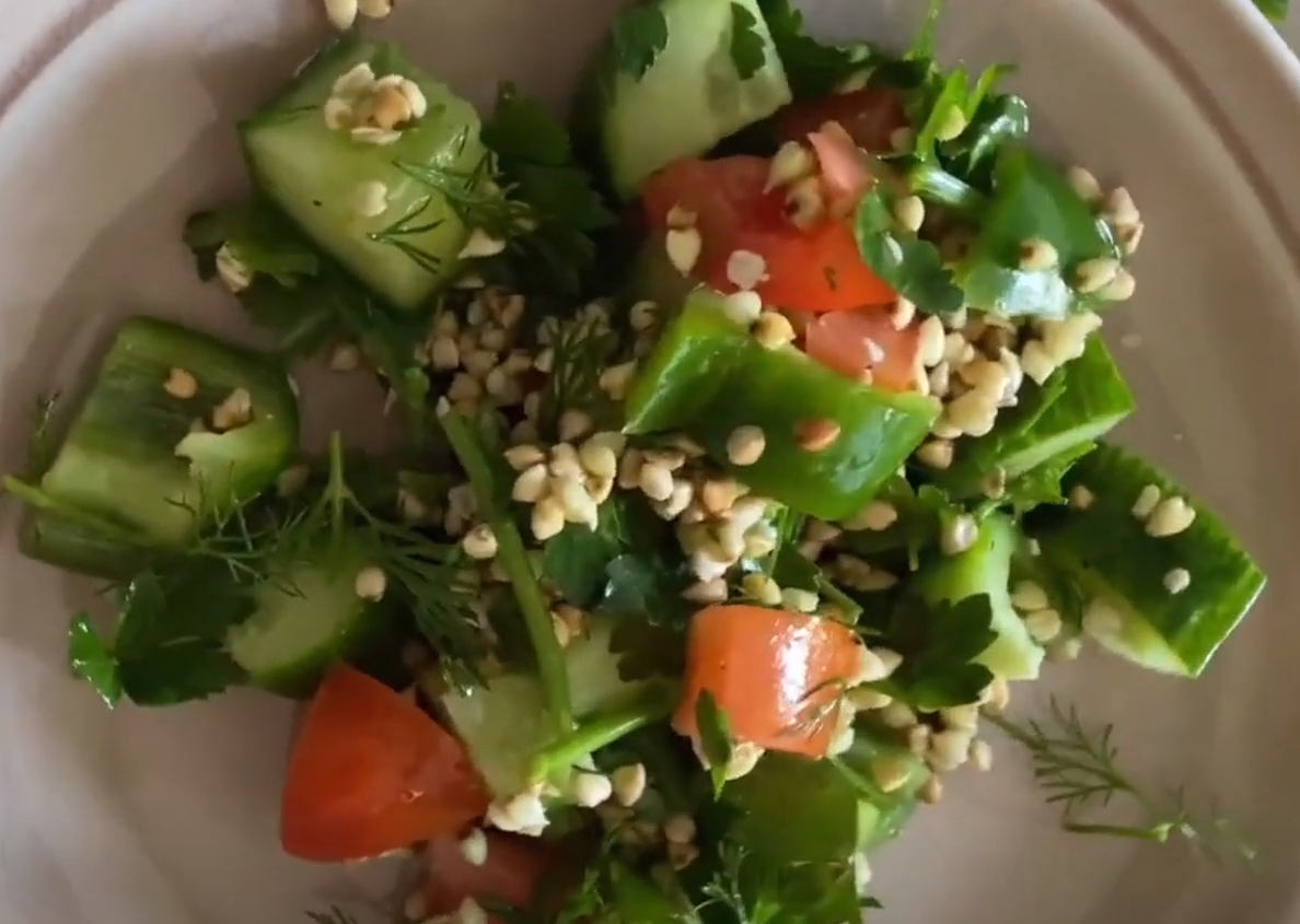 Салат с пророщенной зеленой гречкой