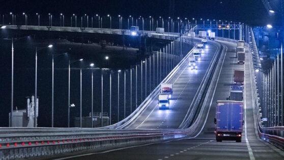    РБК: Крымский мост перекрыт на фоне сообщений о взрывах в районе Феодосии Сергей Бунеев