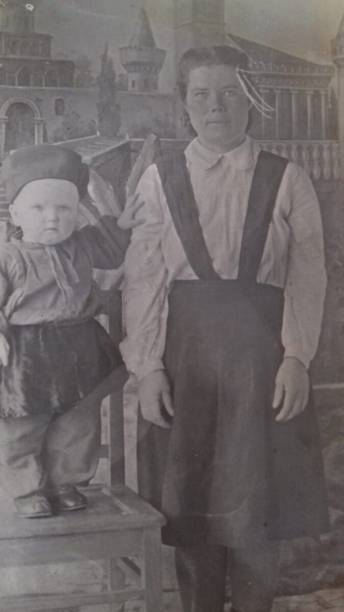 1. Бабушка и мама. 1950 год. Коми АССР. Печорский район. Рыбница