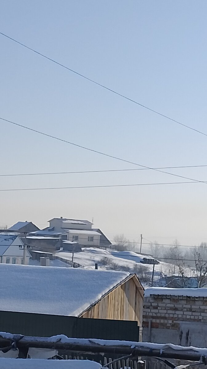 Вдали стоит морозное марево.