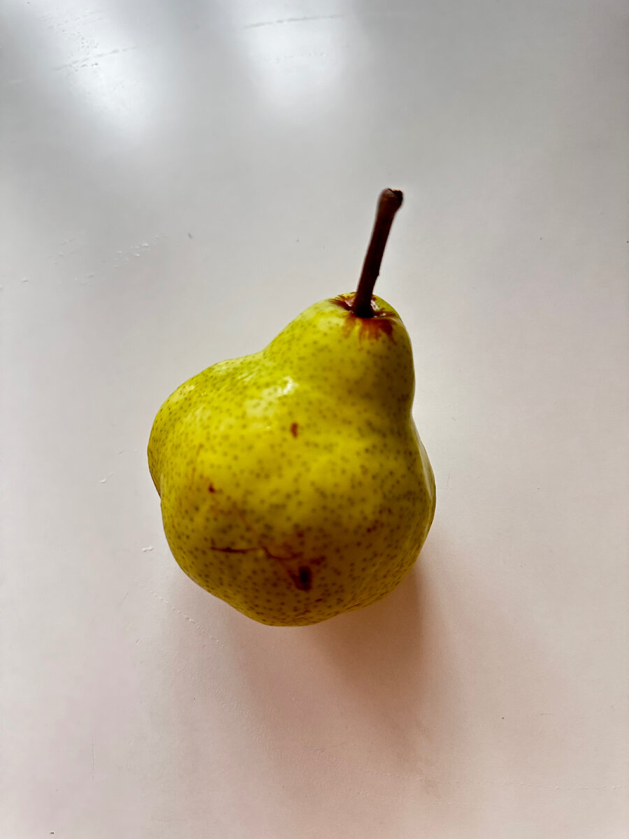 Одна груша - отличный перекус между завтраком и обедом даже в машине 