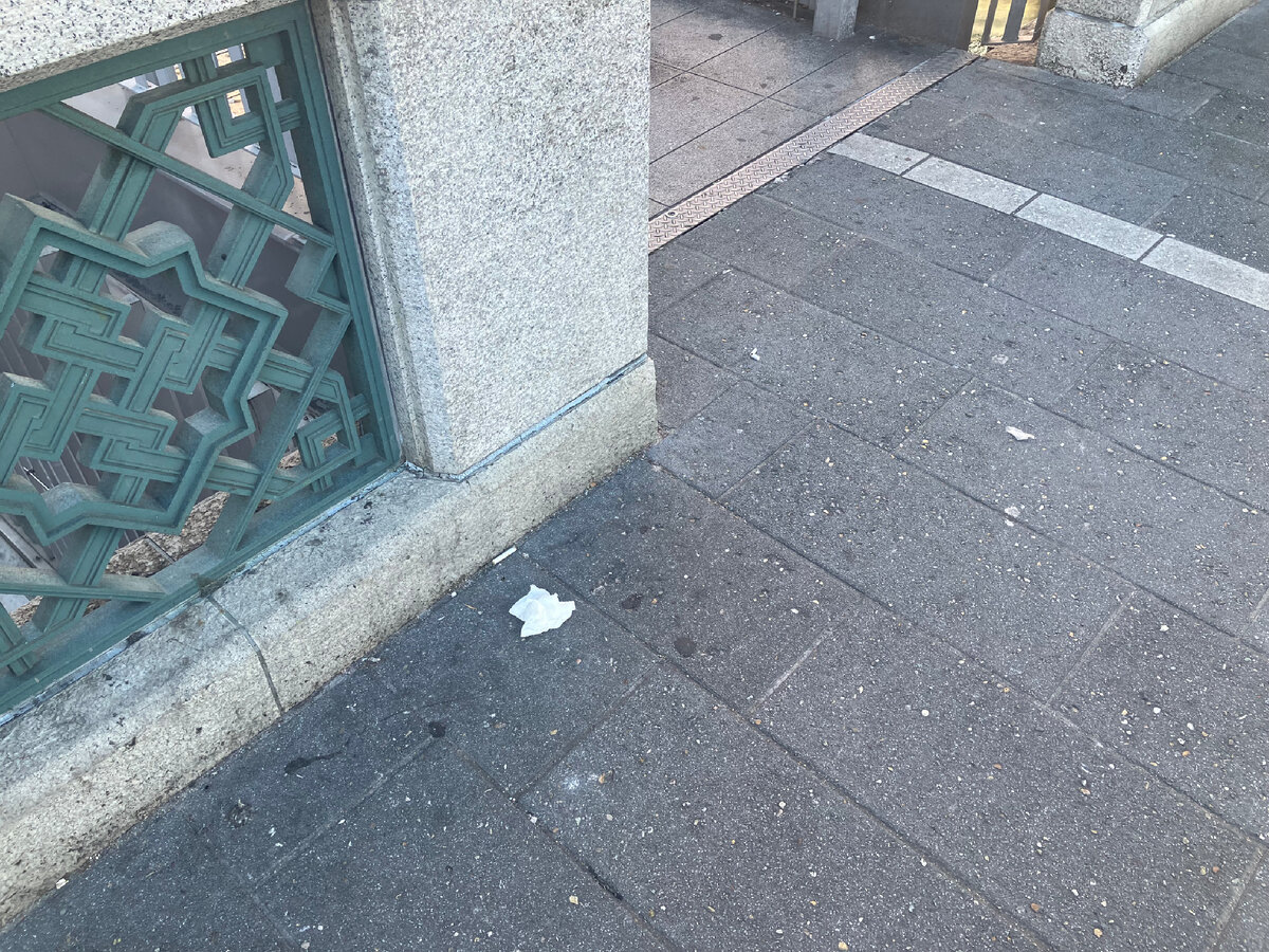 Вот, смотрите, салфетку выбросили 