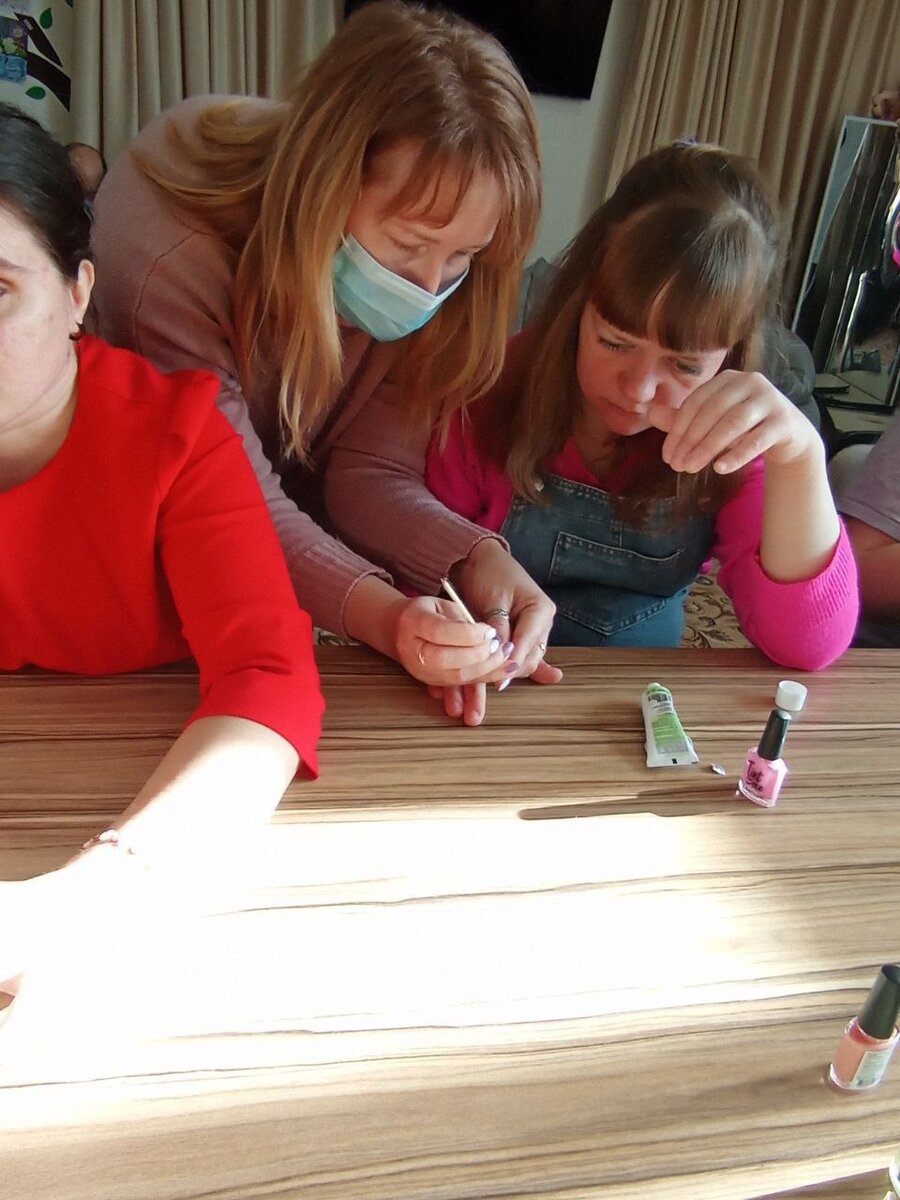 В интернате приступили к отмечанию дня женского счастья. День, когда каждая девушка и женщина в окружении должна почувствовать себя особенной и любимой. На этот раз было решено организовать небольшой мастер-класс по маникюру и педикюру, чтобы позволить каждой даме позаботиться о своей красоте и увидеть себя в новом свете. Специалист по красоте и уходу за ногтями Яна Варачева стала гостем в нашем интернате и поделилась с нами своими секретами и профессиональными навыками. Не только делила ценные советы, но и обучала нас тонкостям правильного ухода за ногтями и кожей рук. Ее опыт и умение делали этот день еще более особенным и запоминающимся.
 21 февраля День женского счастья стал днем, когда каждая женщина почувствовала себя прекрасной и заботливо окруженной. Мы благодарны за эту возможность почувствовать себя ухоженными и любимыми, и надеемся, что такие моменты красоты и радости будут сопровождать нас и дальше.
