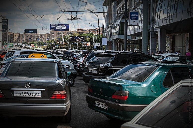 Обычный хаос перед обычным бизнес центром...