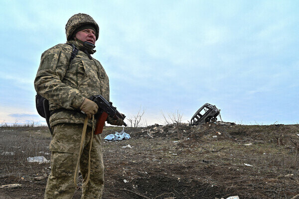 Украинский военнослужащий возле прифронтового села Роботино, 21 февраля 2024 года / Reuters