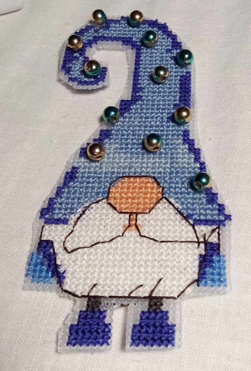 Как я начала вышивать нитками.Было это давным давно.хотелось мне вышивать нитками.Смотрела видео Девочек и начала вышивать игрушки на пластике .