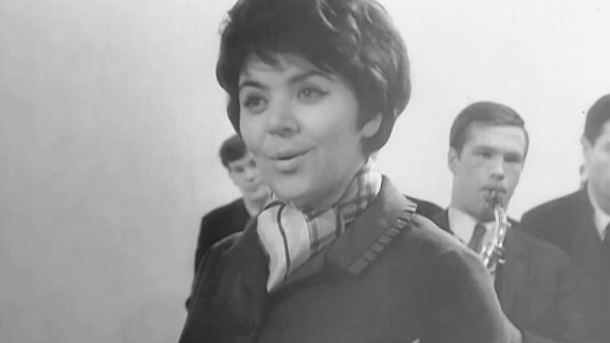  Ну кто из нас не знает и не любит песню «А снег идет…»?  Впервые она прозвучала в замечательном фильме «Карьера Димы Горина», который вышел на экраны в середине июня 1961 года.-2