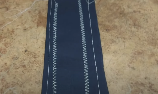 (вид сверху) слева петляет сверху, слева строчка, если петляет снизу