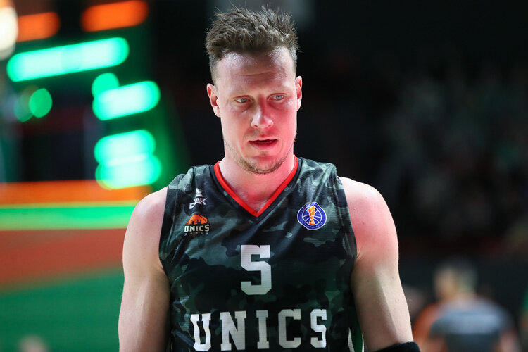    Дмитрий Кулагин получил травму и в первой четверти покинул площадку