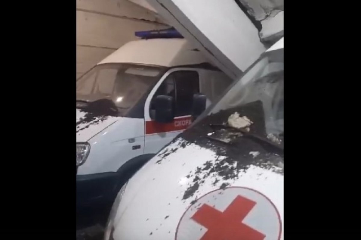    На Урале две машины скорой помощи пострадали из-за обрушения крыши
