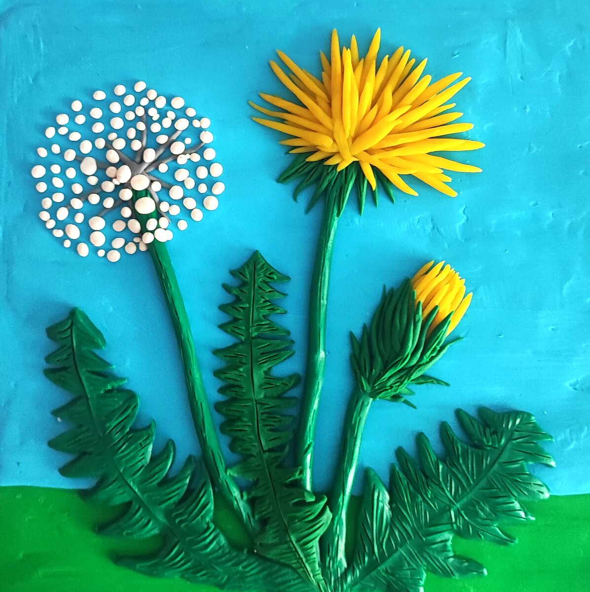 Готовый вариант аппликации из пластилина на картоне Одуванчик на канале Лепим с Таней.