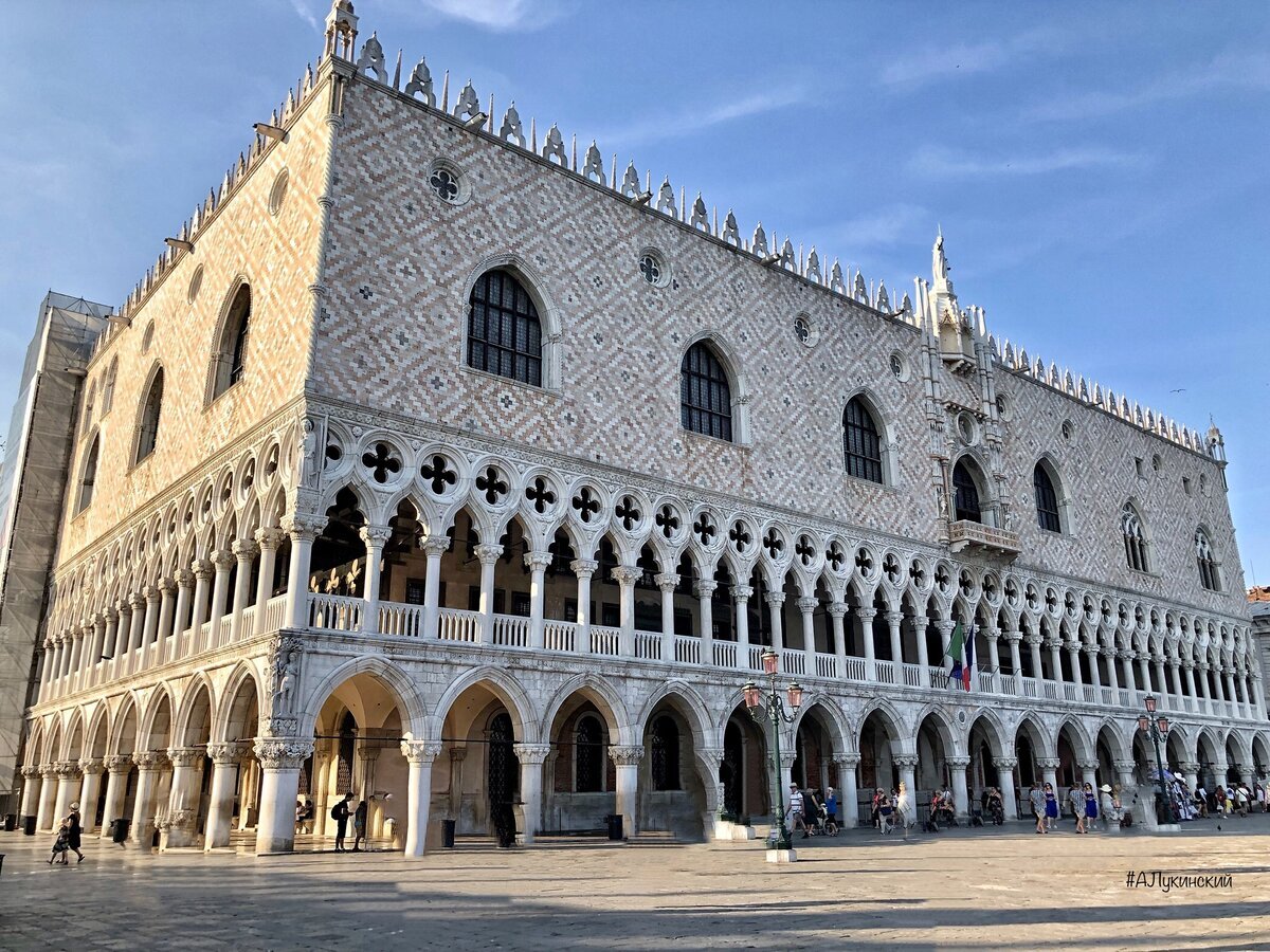 Дворец роскошный,сверкающий позолотой изнутри.В его подвалах содержались преступники.И сейчас эта экспозиция не для слабонервных.Меня больше всего умилили в экспозиции музея " Пояса верности" для женщин..ахаха. Мне приходилось ранее читать хронику Робера де Клари.Солдат описывал всё подробно.Для венецианцев,Дож был,как царь на Руси,вот только без русской придури..