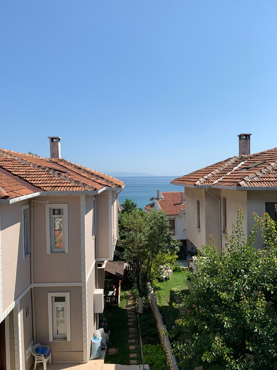 С третьего этажа даже было видно кусочек моря. Мелочь, а приятно!