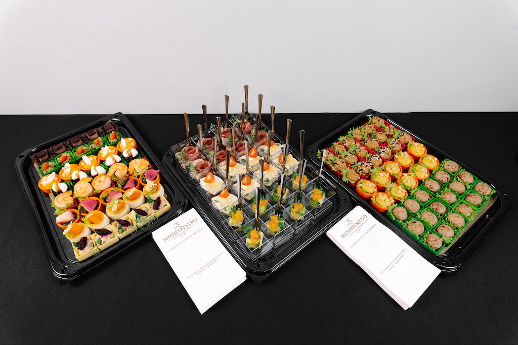 Доставка фуршетных блюд на яхту -shop.m-catering.ru