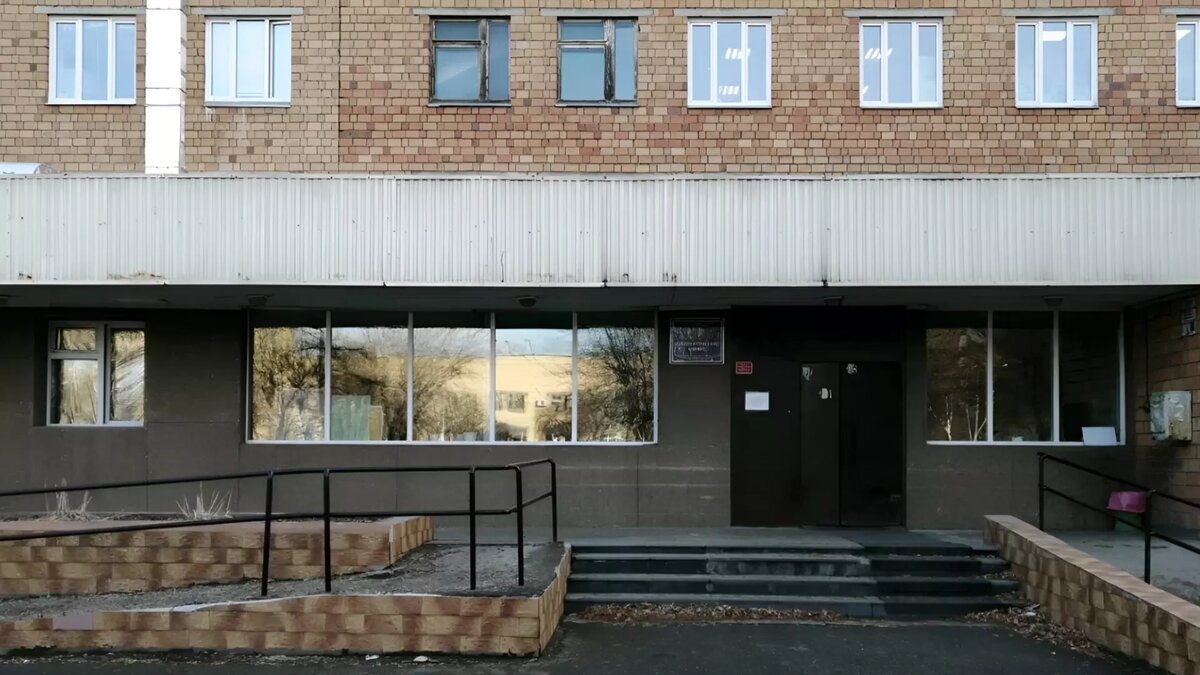     В Красноярске 37-летняя женщина поступила с пневмонией в отдел пульмонологии 20-й больницы. Ее положили в палату на втором этаже, но лежать там она не смогла из-за ужасных условий, поэтому решила лечиться дома и написала обращение в администрацию президента.