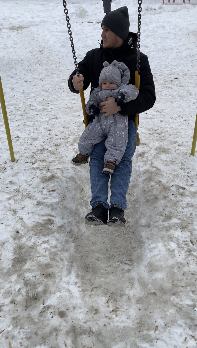 У качели нет спинки, держаться руками не удобно даже взрослому, так как там гибкая цепочка. 