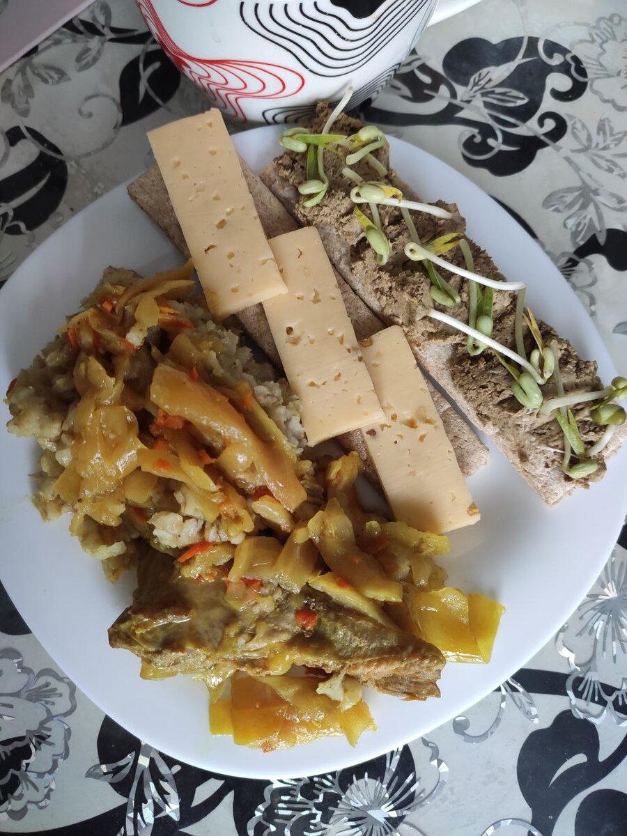 Тушеная капуста с мясом, перловка, сыр, паштет из печени, хлебцы, пророщенный маш.