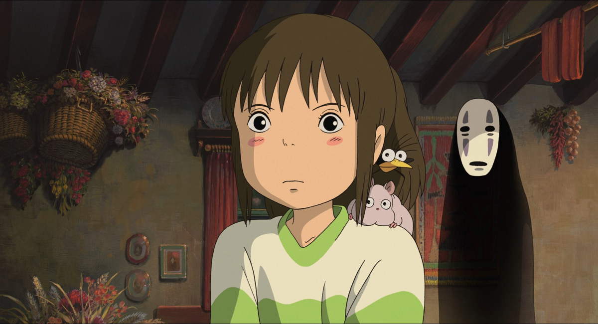 "Spirited Away" (Унесённые призраками) - Тихиро, вместе с мамой и папой, переезжает в новый дом. Но, по дороге, они заблудились и оказались в странном городе, где царит пустыня. Но это необычная пустыня, ведь она обитает волшебством и загадками. 
В этом загадочном городе, Тихиро и ее родители сталкиваются с великолепным пиром, который кажется слишком хорошим, чтобы быть правдой. Но, когда родители с жадностью набрасываются на еду, происходит страшное - они превращаются в свиней! Оказавшись в плену злой колдуньи Юбабы, Тихиро остается одна среди волшебных существ и мистических видений.
