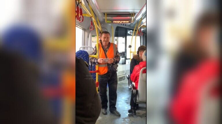    В Оренбурге кондуктор читает пассажирам стихи и срывает аплодисменты Белов Михаил Александрович